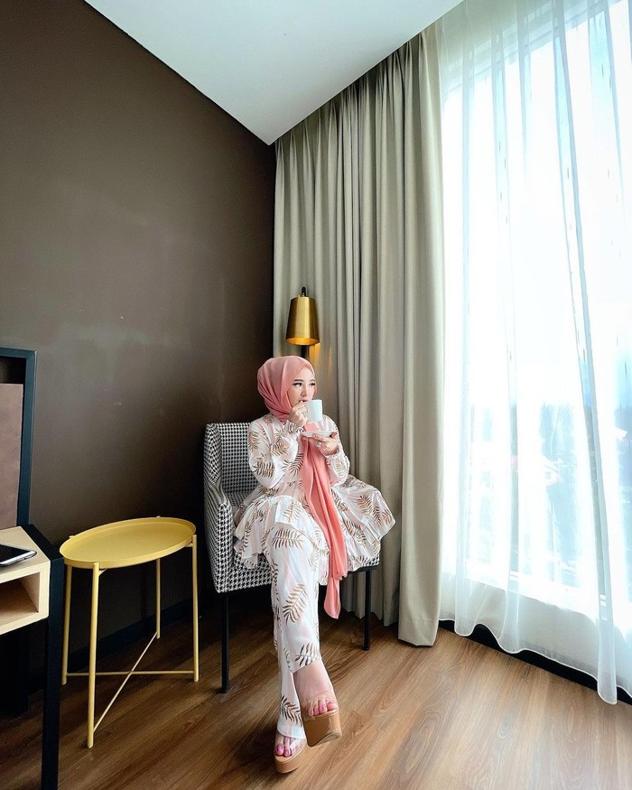 Keseruan Selebgram Herlin Kenza saat Makan Durian dan Ngopi