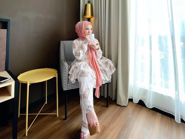 Keseruan Selebgram Herlin Kenza saat Makan Durian dan Ngopi