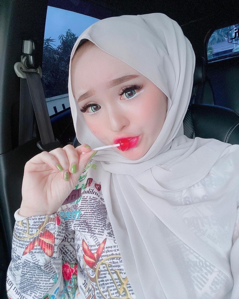 Keseruan Selebgram Herlin Kenza saat Makan Durian dan Ngopi