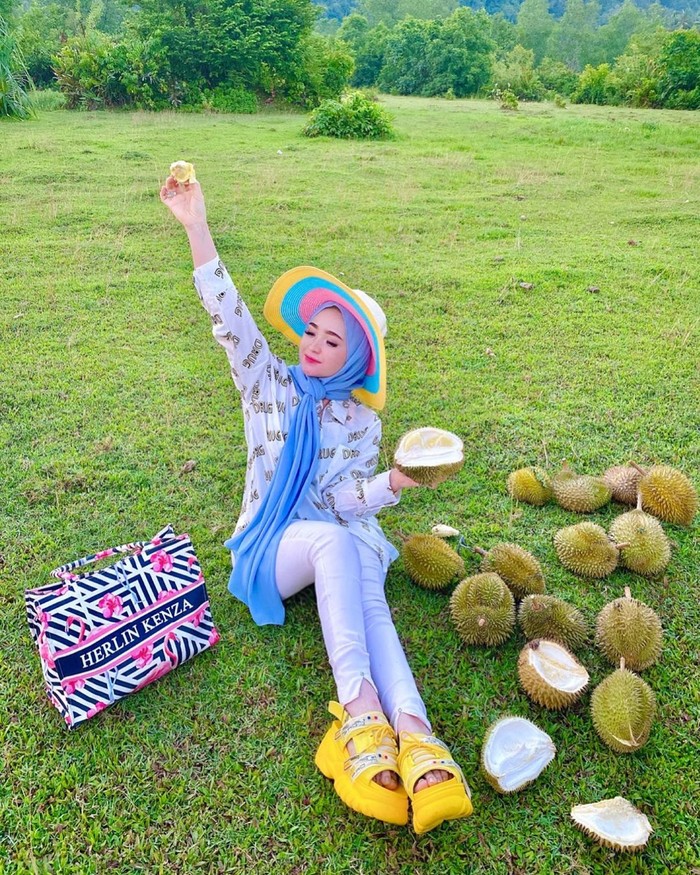 Keseruan Selebgram Herlin Kenza saat Makan Durian dan Ngopi