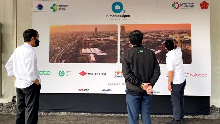 Tempat isolasi baru bagi pasien COVID-19 tengah dibangun di Pulo Gadung, Jaktim. Presiden Jokowi sempat meninjau Rumah Oksigen Gotong Royong itu.