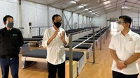 Arsjad Rasjid, Ketua Umum KADIN Indonesia, dan Andre Soelistyo, CEO GoTo, saat mendampingi  Presiden Joko Widodo meninjau pembangunan Rumah Oksigen Gotong Royong, di kawasan Pulogadung, Sabtu (24/7). 