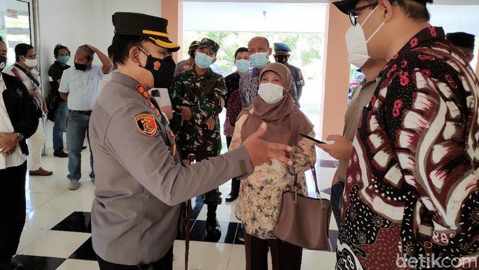 Jajaran Forkompinda Kulon Progo saat meninjau Rusunawa Giripeni, Wates, Kulon Progo, yang bakal jadi shelter isolasi terpusat COVID, Minggu (25/7/2021).