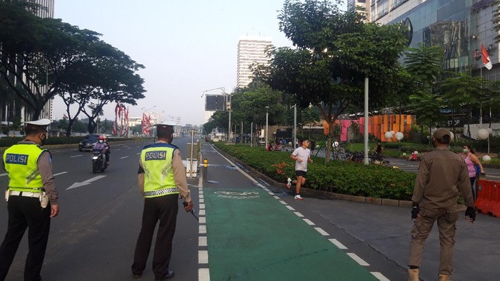 Jalan Jenderal Sudirman Sepi di Tengah PPKM Level 4