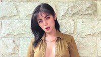 Bagaimana dengan Jessica Iskandar yang membuka empat kancing atas bajunya? Foto: Instagram Jessica Iskandar