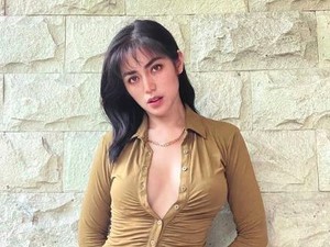 Foto Seksi Jessica Iskandar Buka 4 Kancing Atas Bajunya Jadi Sorotan