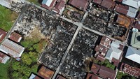 Foto udara kondisi rumah yang hangus terbakar di permukiman padat penduduk kawasan Jalan Mendawai, Palangkaraya, Kalimantan Tengah, Minggu (25/7/2021). 