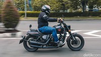 Keeway V250FI ini cocok untuk dipakai di perkotaan yang banyak stop-n-go. Karakter mesinnya yang overstroke, membuat seluruh tenaga dan torsinya langsung keluar di bukaan mesin bawah. Efeknya, ketika motor di tarik atau ‘gaspol’, tenaga terasa tidak ada dan hanya raungan suara yang keras. Foto: 20Detik