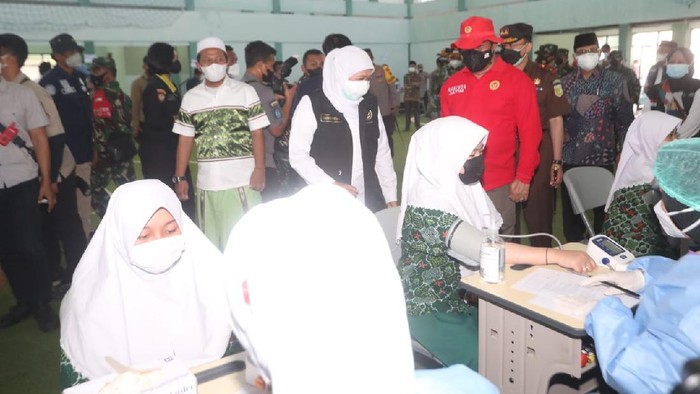 khofifah tinjau vaksinasi di ponpes bumi sholawat