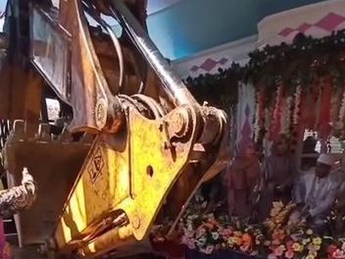 Kocak! ekskavator hingga ambulans datangi kondangan warga di Kuningan