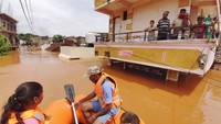 Hujan lebat memang mengguyur sisi pantai barat India dalam beberapa hari terakhir. Puluhan orang hilang di dekat Ibu Kota Mumbai akibat banjir terburuk dalam beberapa dasawarsa di negara bagian Goa. 