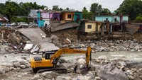 Tanah longsor juga menghancurkan bangunan. AP Photo/Ashwini Bhatia 