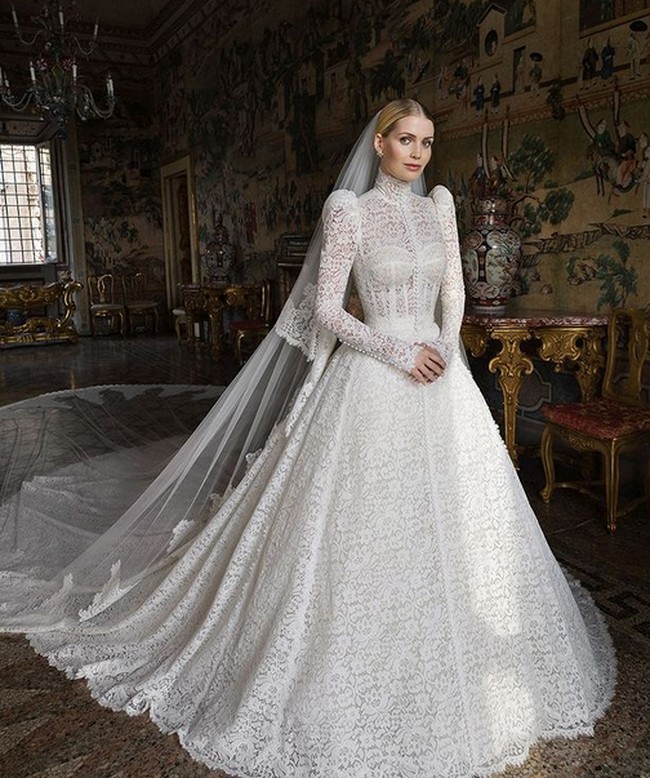 Lady Kitty Spencer menikah dengan miliarder dan bos fashion Michael Lewis di Roma pada Jumat (24/7/2021). Mereka melangsungkan pernikahan intim di Villa Aldobrandini dengan hanya dihadiri keluarga dan teman-teman terdekat. Foto: dok. Instagram