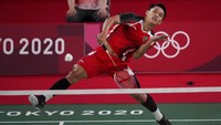 Jonathan Christie bermain melawan Aram Mahmoud dari Tim Olimpiade Pengungsi pada pertandingan bulu tangkis tunggal putra Olimpiade Tokyo 2020, Tokyo, Jepang, Sabtu (24/8/2021). Tujuh atlet bulutangkis Indonesia yang melakukan hal tersebut adalah Jonatan Christie, Anthony Ginting, Gregoria Mariska, Hendra/Ahsan, Marcus/Kevin, Greysia/Apriyani, dan Praveen/Melati. AP Photo/Dita Alangkara  