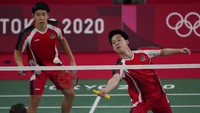 Marcus Gideon dan Kevin Sanjaya Sukamuljo bersaing dengan Ben Lane dan Sean Vendy dari Inggris dalam pertandingan bulu tangkis ganda putra Olimpiade Tokyo 2020, Tokyo, Jepang, Sabtu (24/8/2021). Para pebulutangkis RI mampu meraih kemenangan di laga awal Olimpiade Tokyo 2020 ini. Artinya pertama dalam sejarah seperti dilansir dari berbagai sumber, tim bulutangkis Indonesia mampu memenangi seluruh laga awal di Olimpiade! AP Photo/Dita Alangkara  
