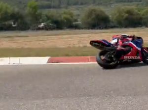 Rossi Naik Bajaj Bareng Pacar, Marquez Pilih Geber Honda CBR600RR di Sirkuit