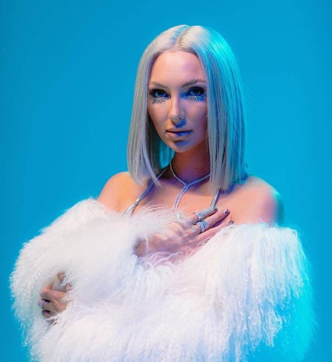 Semakin banyak orang yang menjual konten viral mereka sebagai NFT non-fungible token. Jika biasanya karya-karya digital yang dijual berupa foto atau video, tidak dengan Marta Rental. Marta yang dikenal sebagai influencer menawarkan cinta virtualnya. Foto: Instagram @martirenti