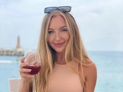 10 Foto Selebgram Cantik yang Pertama Kali Jual Cinta Virtual, Laku Rp 3 M