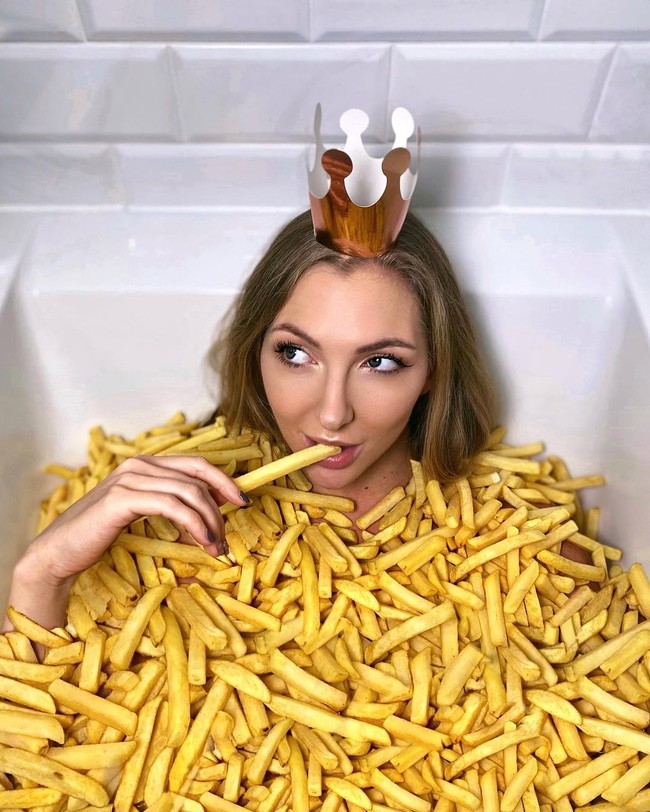 Tak lama kemudian Renti menginformasikan bahwa NFT Cintanya sudah dibeli seseorang dengan harga $250,000 atau sekitar Rp 3,6 miliaran. Bagaimana sebuah cinta bisa dijual dalam bentuk digital? Tampaknya hanya Marti dan si pembeli yang benar-benar mengetahuinya. Foto: Instagram @martirenti