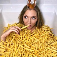 Tak lama kemudian Renti menginformasikan bahwa NFT Cintanya sudah dibeli seseorang dengan harga $250,000 atau sekitar Rp 3,6 miliaran. Bagaimana sebuah cinta bisa dijual dalam bentuk digital? Tampaknya hanya Marti dan si pembeli yang benar-benar mengetahuinya. Foto: Instagram @martirenti