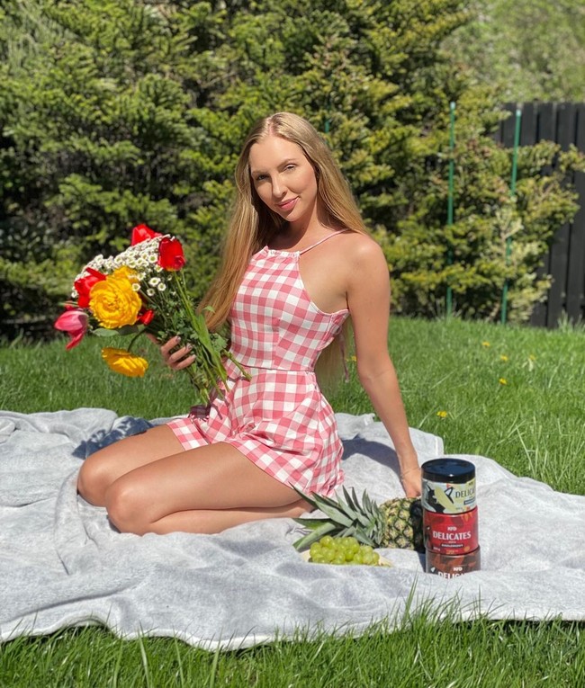 Nft sendiri merupakan duplikasi dari karya seni atau teknologi yang diedarkan atau dijual secara resmi dan dibeli menggunakan kriptokurensi. Karya itu umumnya dijual untuk pindah kepemilikan dalam bentuk sertifikat digital dan bisa digunakan lagi secara eksklusif oleh pembeli untuk jenis seni lain. Foto: Instagram @martirenti