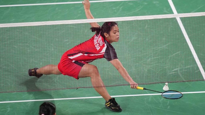 Melihat Aksi Gregoria Tumbangkan Lawan di Olimpiade Tokyo Indonesia's Gregoria Mariska Tunjung competes against Myanmar's Thuzar Thet Htar during their women's singles badminton match at the 2020 Summer Olympics, Sunday, July 25, 2021, in Tokyo, Japan. (AP Photo/Dita Alangkara)