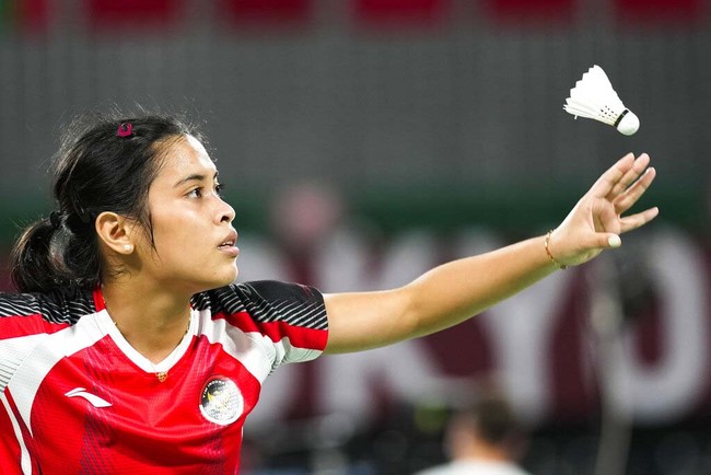 Indonesia mengirimkan empat atlet badminton perempuan ke Olimpiade Tokyo 2020, salah satunya Gregoria Mariska Tunjung. Perempuan kelahiran Wonogiri, Jawa Tengah, 21 tahun lalu ini sudah menekuni bulutangkis sejak duduk di bangku SD. Pada usia 9 tahun, ia pindah ke Bandung untuk mendapatkan pelatihan di PB Mutiara Cardinal. Saat ini, satu-satunya tunggal putri Indonesia di Olimpiade Tokyo tersebut menduduki peringkat 23 dunia. (Foto: AP/Markus Schreiber)