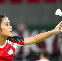 Indonesia mengirimkan empat atlet badminton perempuan ke Olimpiade Tokyo 2020, salah satunya Gregoria Mariska Tunjung. Perempuan kelahiran Wonogiri, Jawa Tengah, 21 tahun lalu ini sudah menekuni bulutangkis sejak duduk di bangku SD. Pada usia 9 tahun, ia pindah ke Bandung untuk mendapatkan pelatihan di PB Mutiara Cardinal. Saat ini, satu-satunya tunggal putri Indonesia di Olimpiade Tokyo tersebut menduduki peringkat 23 dunia. (Foto: AP/Markus Schreiber)