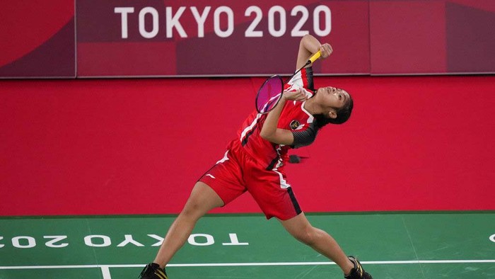 Melihat Aksi Gregoria Tumbangkan Lawan di Olimpiade Tokyo Indonesia's Gregoria Mariska Tunjung competes against Myanmar's Thuzar Thet Htar during their women's singles badminton match at the 2020 Summer Olympics, Sunday, July 25, 2021, in Tokyo, Japan. (AP Photo/Dita Alangkara)