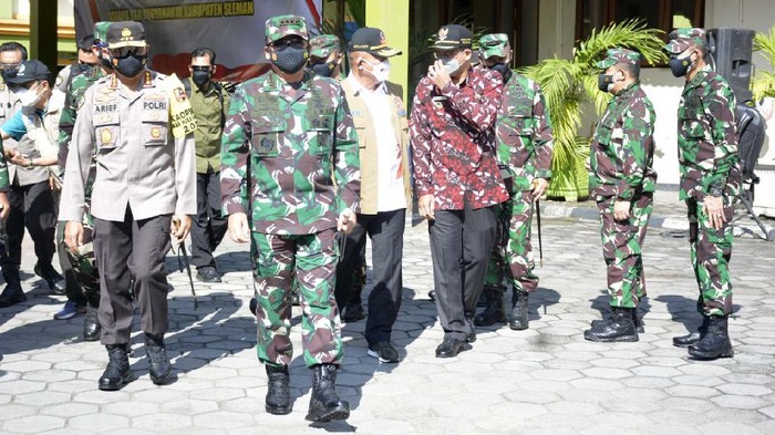 Panglima TNI dan Kasatgas COVID-19 Tinjau Asrama Haji Sleman Ketua Satgas COVID-19 Ganip Warsito dan Panglima TNI Marsekal Hadi Tjahjanto kunjungi Asrama Haji Sleman. Mereka mengecek shelter isolasi pasien COVID-19.