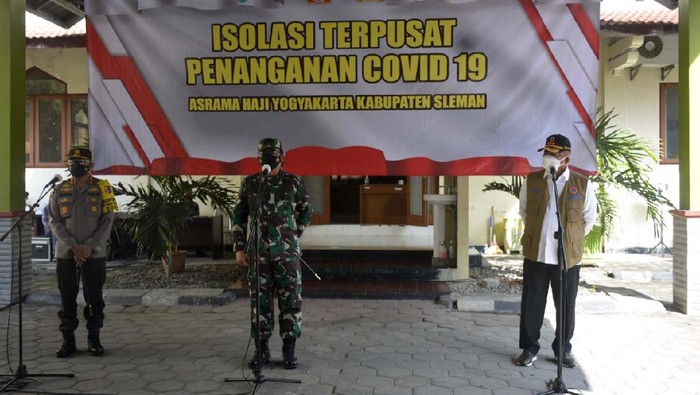 Ketua Satgas COVID-19 Ganip Warsito dan Panglima TNI Marsekal Hadi Tjahjanto kunjungi Asrama Haji Sleman. Mereka mengecek shelter isolasi pasien COVID-19.