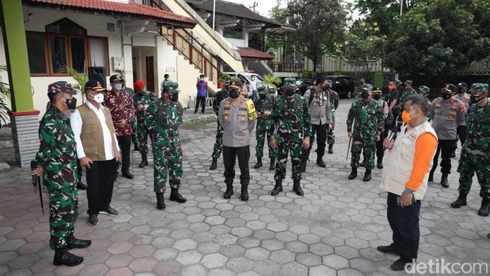 Panglima TNI Marsekal Hadi Tjahjanto bersama Ketua Satuan Tugas (Satgas) Penanganan COVID-19 Ganip Warsito meninjau Asrama Haji Sleman, Minggu (25/7/2021)