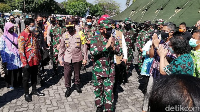 Panglima TNI Marsekal Hadi Tjahjanto meninjau isolasi dan vaksinasi COVID-19 di Asrama Haji Donohudan, Boyolali, Minggu (25/7/2021)