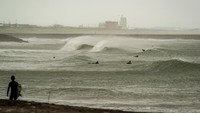 Aspek lainnya, Pantai Tsurigasaki kerap ketempatan menjadi tuan rumah kejuaraan surfing dunia. Salah satunya WQS 6000 yang digelar selama tiga tahun berturut-turut. (Getty Images/Pedro Gomes)