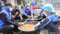 Kemensos pun mendirikan dapur umum di Balai Wyataguna. Dari sini tenaga kesehatan di sejumlah rumah sakit rujukan COVID-19 mendapatkan suplai makanan berupa telur yang dimasak setiap hari.  