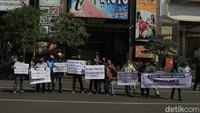 Gejolak pun muncul dari para pedagang kesulitan untuk mencari nafkah, sebagai dampak dari ditutupnya pusat perbelanjaan non esensial dan kritikal.  