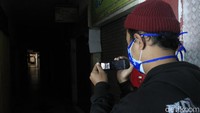 Seorang jurnalis tengah mendokumentasikan kondisi di sebuah pusat perbelanjaan di Bandung yang sepi di masa PPKM Darurat.  
