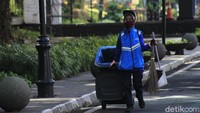 Meski demikian sejumlah profesi tetap bekerja di masa pandemi ini, salah satunya petugas kebersihan yang memastikan kondisi kota tetap bersih.  