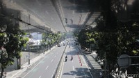 Jalan Merdeka yang menjadi salah satu pusat perbelanjaan di Kota Bandung tampak sepi pada hari pertama Pemberlakuan Pembatasan Kegiatan Masyarakat (PPKM) Darurat, 3 Juli 2021. Pasalnya, akses jalan menuju pusat keramaian ditutup.  