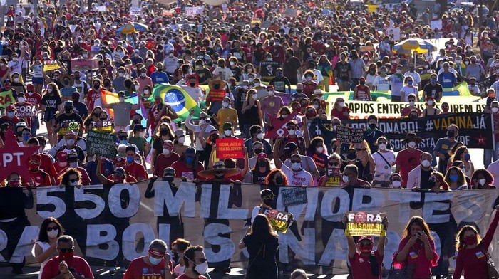 Potret Kerumunan Demo Menuntut Presiden Brasil Mundur Demonstrators protest demanding the impeachment of Brazilian President Jair Bolsonaro, at the Esplanade of Ministries in Brasilia, Brazil, Saturday, July 24, 2021. Activists called for nationwide demonstrations against Bolsonaro, to demand his impeachment amid allegations of potential corruption in the Health Ministry's purchase of COVID-19 vaccines and his handling of the pandemic. (AP Photo/Eraldo Peres)