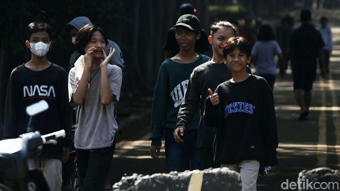 PPKM Masih Berlaku, BKT Ramai Pengunjung Meski PPKM level 4 baru akan berakhir hari ini, Minggu (25/7/2021), sejumlah warga telah memadati Banjir Kanal Timur (BKT). Mereka tampak berolahraga.