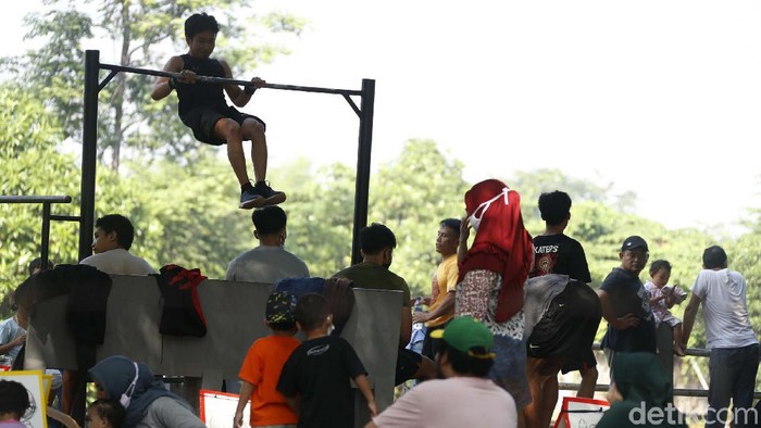 PPKM Masih Berlaku, BKT Ramai Pengunjung Meski PPKM level 4 baru akan berakhir hari ini, Minggu (25/7/2021), sejumlah warga telah memadati Banjir Kanal Timur (BKT). Mereka tampak berolahraga.
