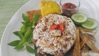 Di daerah Tasik ada nasi unik, nasi tutug oncom namanya. Nasi putih diaduk dengan oncom berbumbu kencur yang sedap. Enak dimakan dengan ikan asin atau ayam goreng. Lihat cara membuatnya di sini!