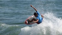 Indonesia sejatinya telah memiliki surfer andalan sejak 1980-an. Mereka ialah Ketut Menda dan Made Kasim yang menjadi legenda Indonesia. Menda dan Kasim kerap mengibarkan Merah Putih di single event Internasional, bahkan masuk jajaran surfer yang menempati papan atas dunia. Ketut di posisi 21 dunia dan Made di urutan 23 dunia. Akan tetapi, kata Arya, tak banyak masyarakat Indonesia yang mengenal surfing saat itu. Getty Images/Ryan Pierse  
