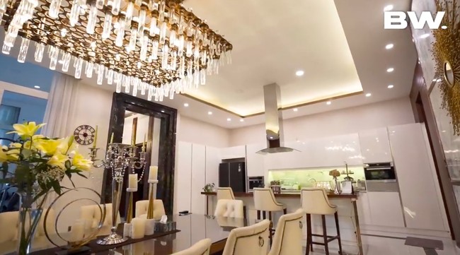 Didominasi warna putih dengan interior bergaya modern-klasik, dapur bersih dan meja makan menjadi tempat favorit Airyn berkumpul bersama teman-temannya.  (Foto: YouTube/Boy William)