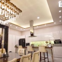 Didominasi warna putih dengan interior bergaya modern-klasik, dapur bersih dan meja makan menjadi tempat favorit Airyn berkumpul bersama teman-temannya.  (Foto: YouTube/Boy William)