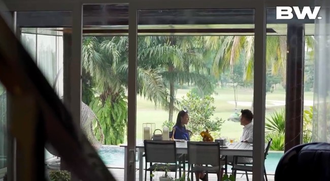 Selain di dalam, juga terdapat meja makan di teras kolam renang. Bersantap di sini bisa sambil menikmati pemandangan hijau lapangan golf. (Foto: YouTube/Boy William)