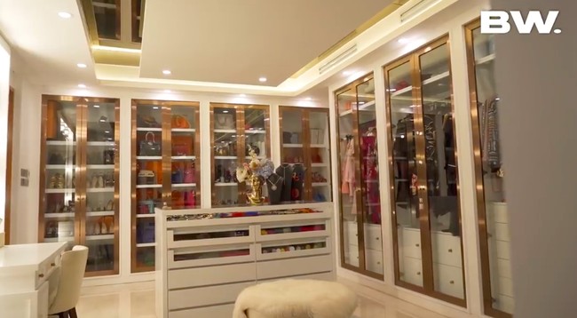 Inilah penampakan walk-in closet Airyn yang penuh dengan koleksi pakaian dan aksesori mewah keluaran brand ternama.  (Foto: YouTube/Boy William)