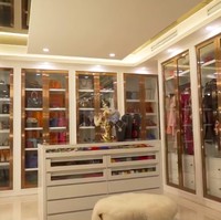 Inilah penampakan walk-in closet Airyn yang penuh dengan koleksi pakaian dan aksesori mewah keluaran brand ternama.  (Foto: YouTube/Boy William)
