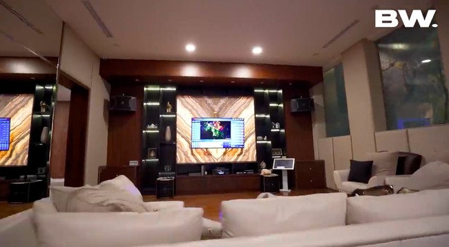 Airyn memanfaatkan area basement atau rubana untuk entertainment room dengan perlengkapan audio-visual teranyar. (Foto: YouTube/Boy William)